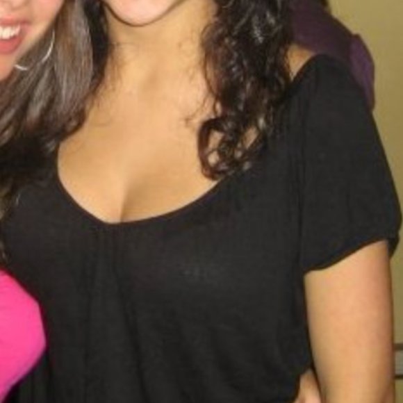 Black v-neck short sleeve shirt that drapes nicely - Picture 3 of 3